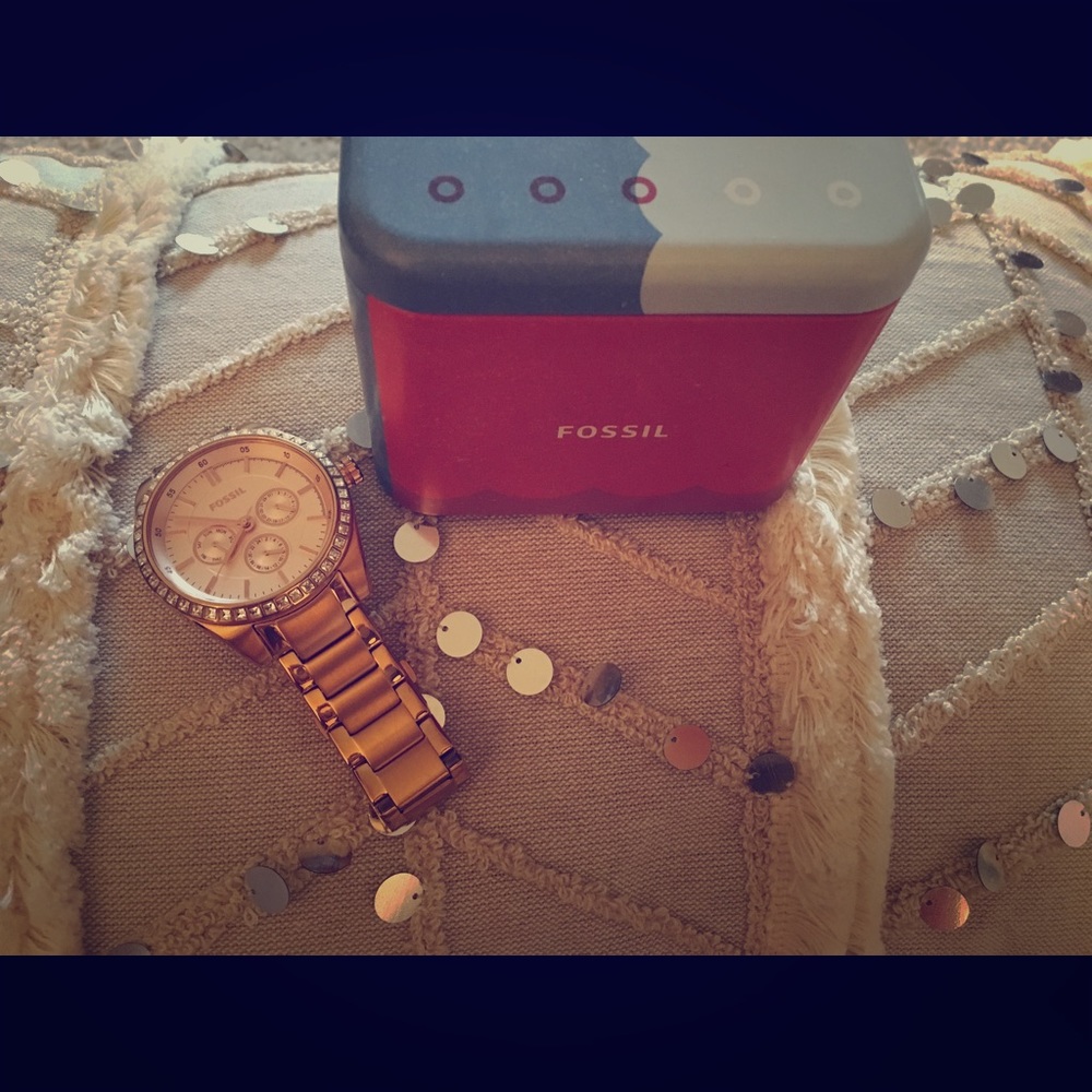 Classy rose gold Fossil watch!
